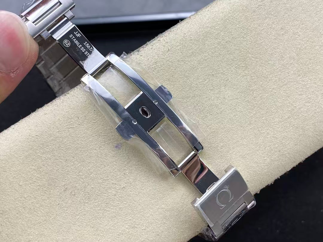 Top version - 231.10.39.21.03.002- Blue Silver -904L Steel - 8500 -Automatic - 41mm